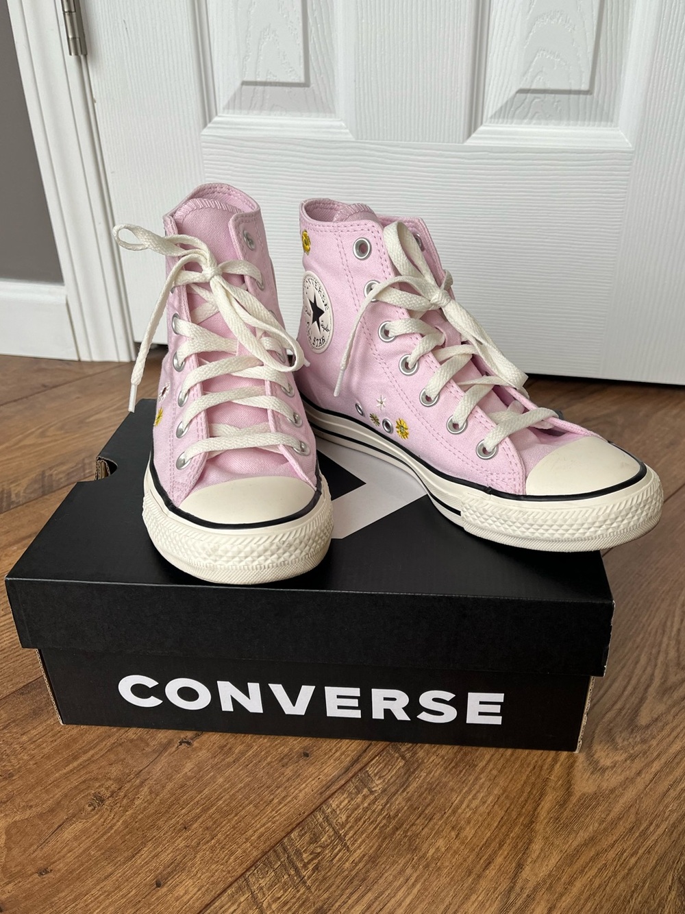 Converse Chuck Taylor All Star Embroidered Florals - Women’s size 7